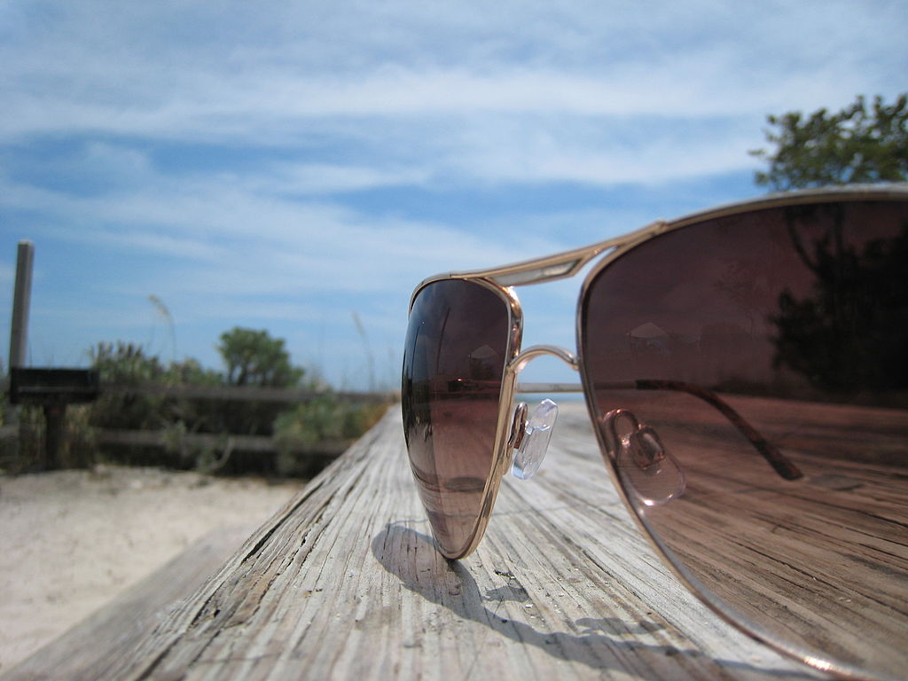 썬크림으로 피부 보호하듯, 선글라스로 여름철 눈 건강을 지켜주세요.