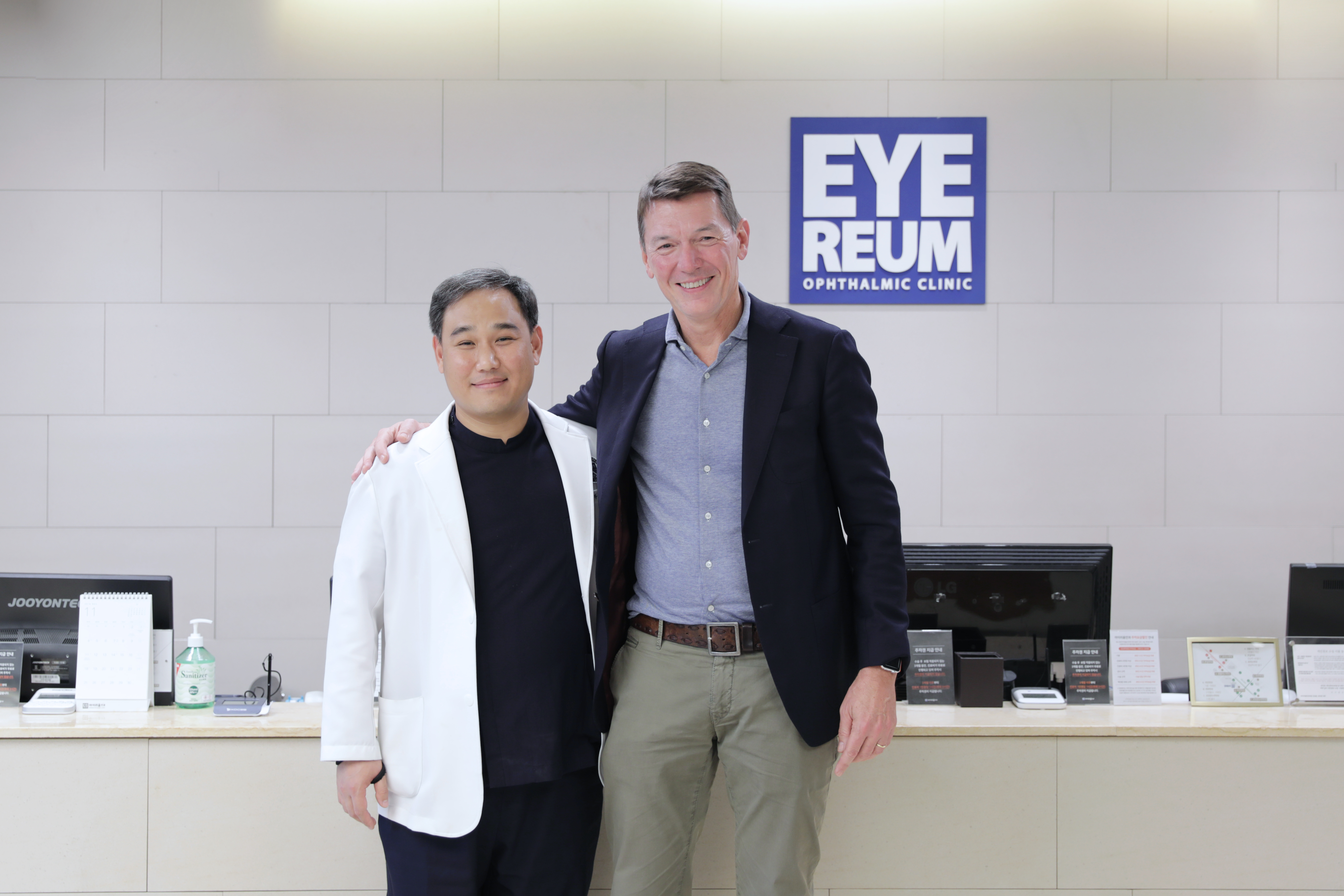 Meeting between two experts in reflective surgery! Dr. Michiel Luger visited EYEREUM from Netherlands.