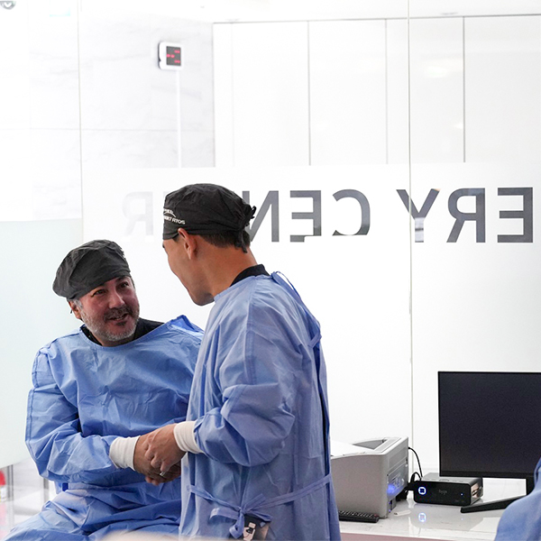 강성용 원장 집도-Dr. Kishore 프레즈비맥스 노안수술(PresbyMAX)_안과 권위자들이 의사와 환자로!